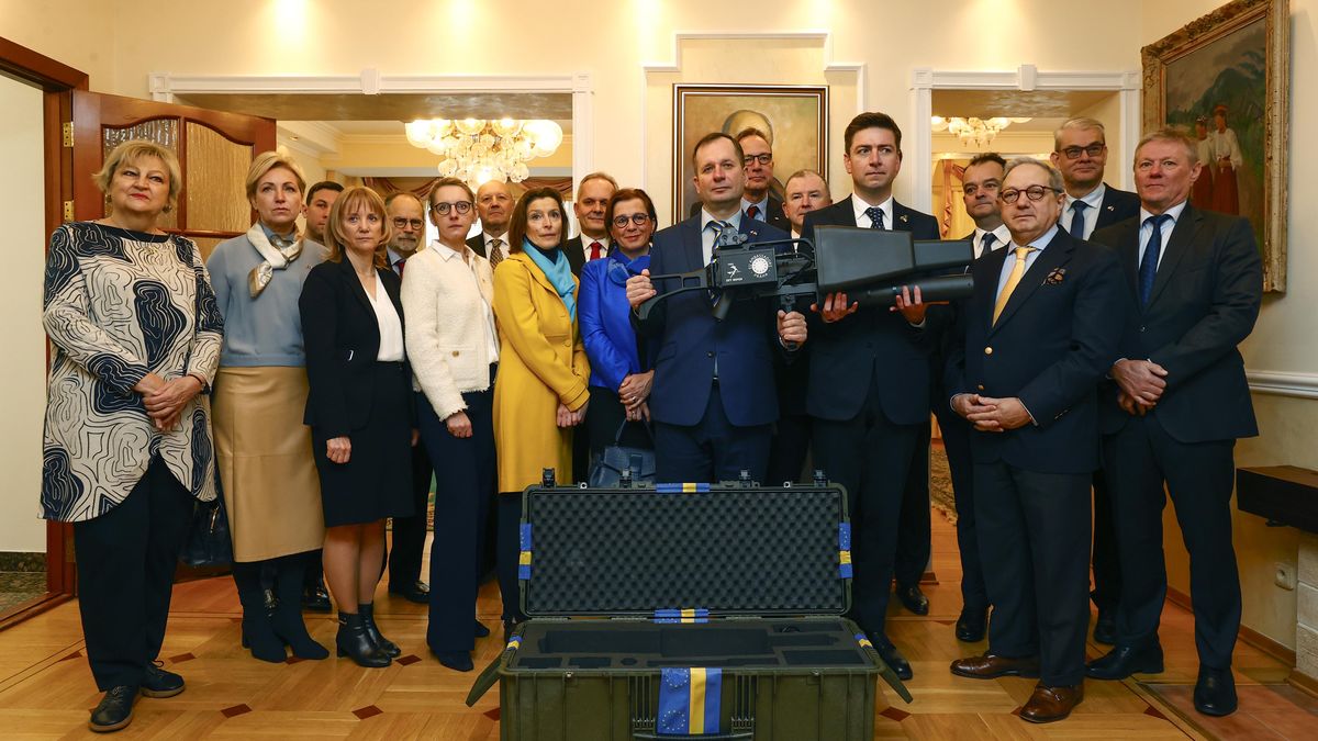 Velvyslanci v Česku se Ukrajině složili na zbraň proti dronům